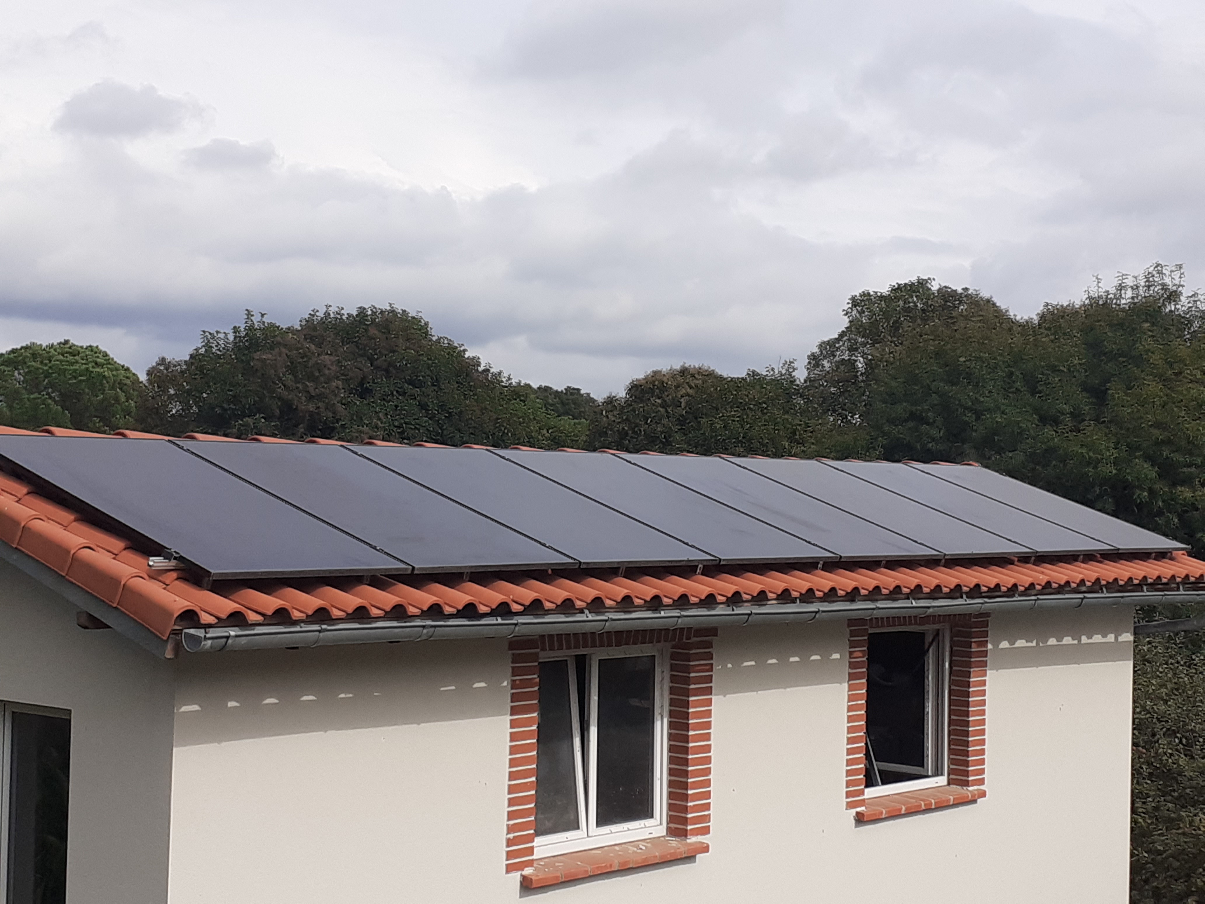 Installation de panneaux solaires en toiture